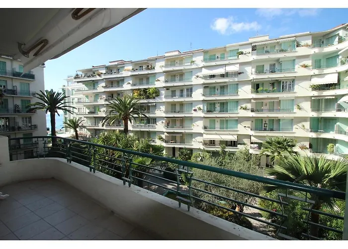 - Promenade Des *