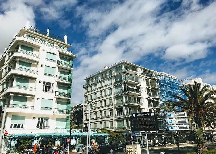 - Promenade Des *